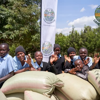 Students with sacks of Lishe Mix ingredients delivered to their school